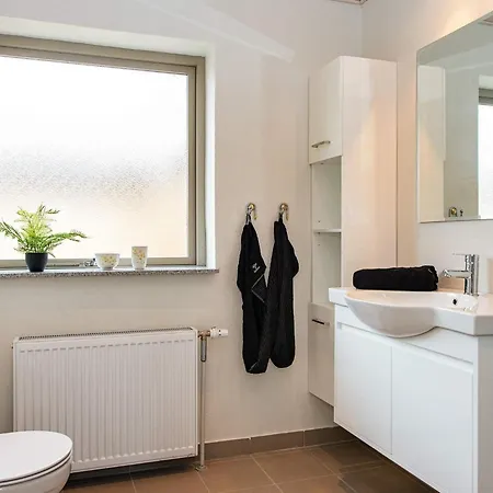 8 Person In Struer-by Traum Struer